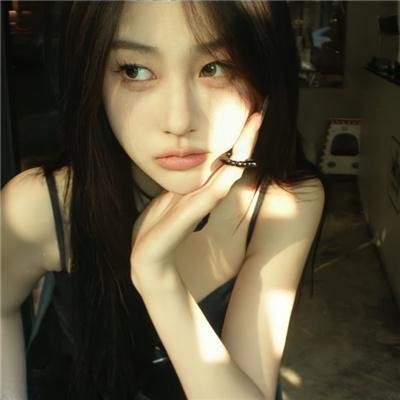 戴脚镣的女孩